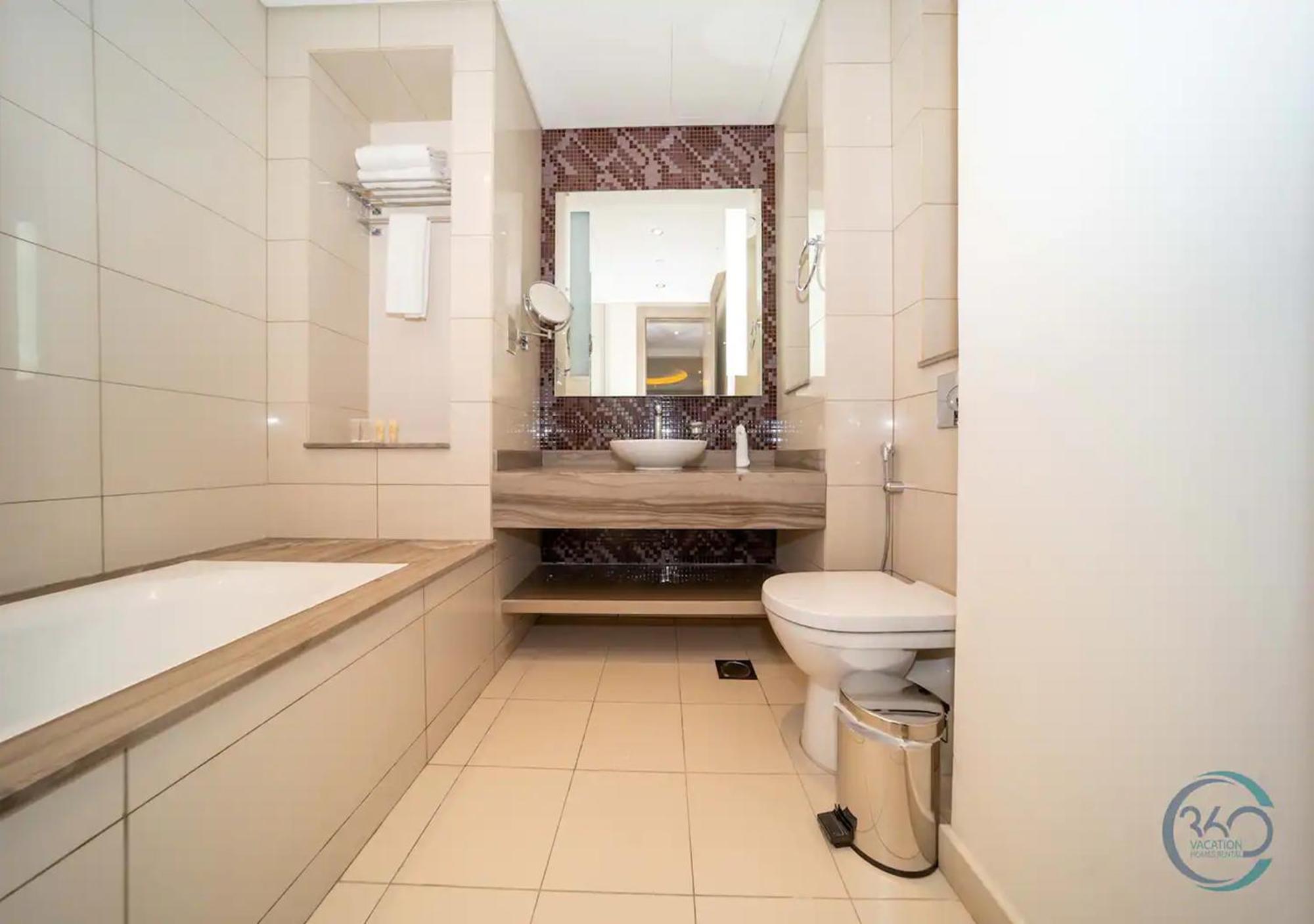 Spacious 1br In Damac Paramount Towers Bb